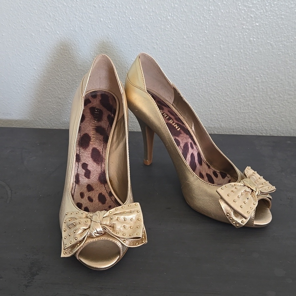 Gianni Bini Gold Bow Heels